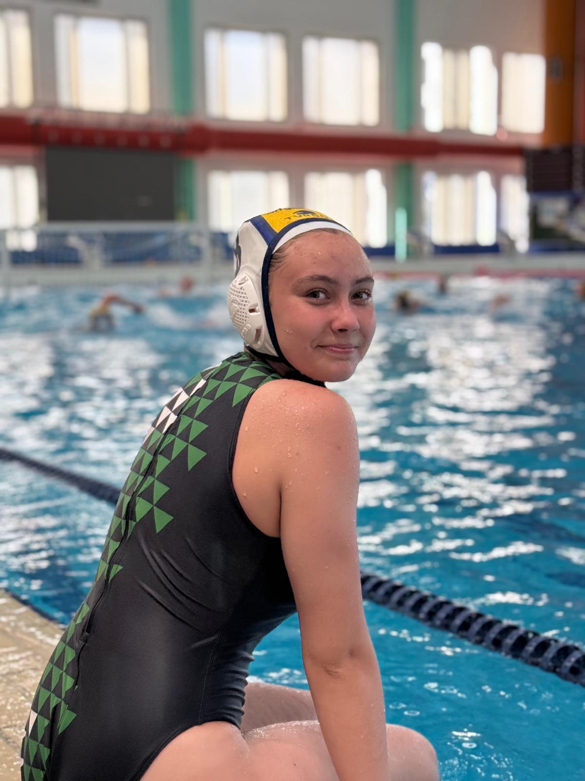 Jugadora de la cantera del Club Waterpolo Cádiz