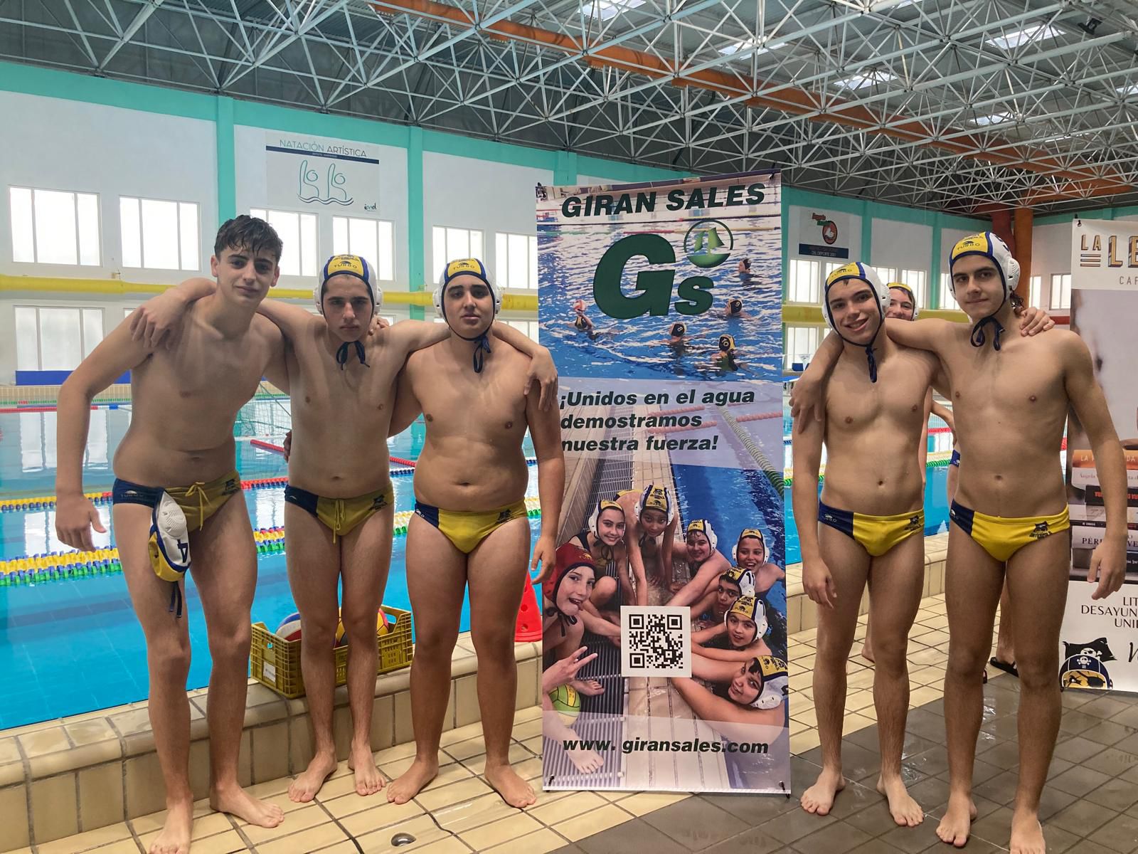 Jugadores del Club Waterpolo Cádiz junto al soporte de GIRAN SALES